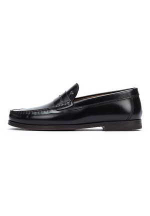 Schwarze Lederloafer mit glatter Textur, abgerundetem Zehenbereich, dekorativen Nähten und einem erhöhten Riemen über dem Blatt. Niedrige, flache Gummisohle.