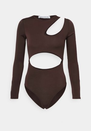 Bodysuit marron à manches longues avec un design découpé sur le torse, texture lisse et fermeture éclair au poignet.