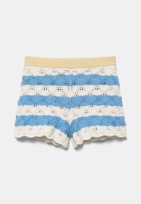 Shorts en maille avec ourlet festonné, avec des rayures au crochet bleues et blanches alternées et une ceinture élastique beige.