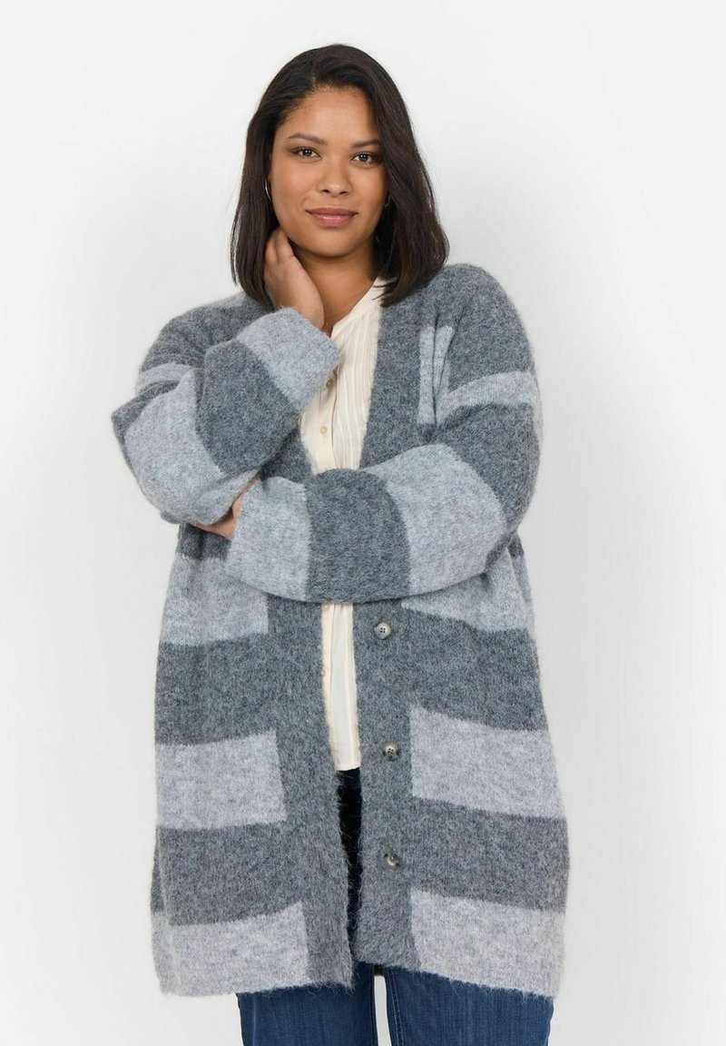 Cardigan rayé gris et gris clair en matériau doux et duveteux, avec un devant à boutons et une coupe décontractée. Manches longues et design ouvert.