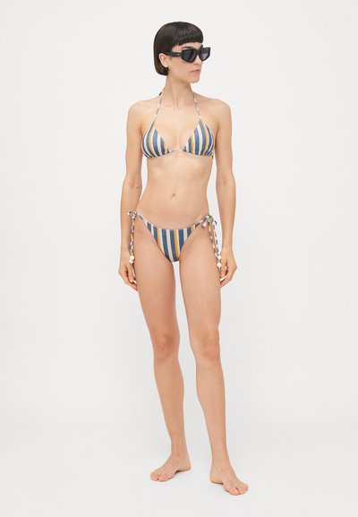 Gestreifter Bikini mit vertikalen Streifen in Blau, Gelb und Orange. Dreieckiger Oberteil mit Bändern, niedrigen Slips und dekorativen Perlenakzenten.