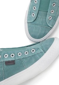 Aqua canvas sneakers met witte rubberen zolen en oogjes, met een gestructureerde afwerking en contrasterende stikdetails. Merkenlabel zichtbaar.