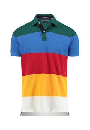 Polo avec blocs de couleur horizontaux : col vert foncé, bandes bleues, rouges, jaunes et blanches de haut en bas.