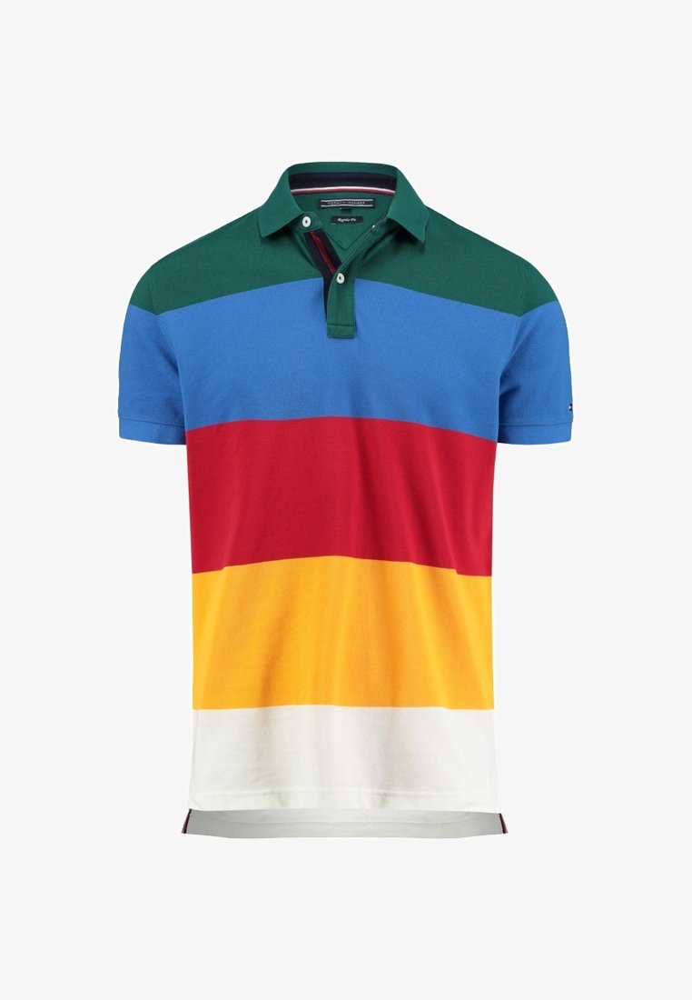 Polo avec blocs de couleur horizontaux : col vert foncé, bandes bleues, rouges, jaunes et blanches de haut en bas.