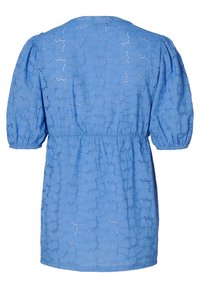 Blå kortärmad blus med ett texturerat mönster, med en insvängd midja och en rund halsringning. Tyget verkar lätt och luftigt.