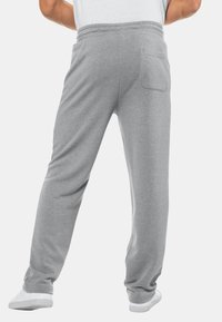 Grå sweatpants med en afslappet pasform, elastisk talje og en enkelt baglomme. Fremstillet af blødt materiale, med en glat tekstur og lige ben.