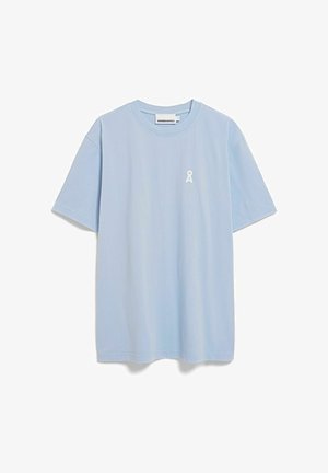 Hellblaues Baumwoll-T-Shirt mit kurzen Ärmeln und einem kleinen weißen Logo auf der Brust. Glatte Textur mit klassischer Passform.