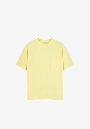 Geel katoenen T-shirt met korte mouwen, een ronde hals en een linkse borstzak. Heeft een ontspannen pasvorm en een gladde textuur.