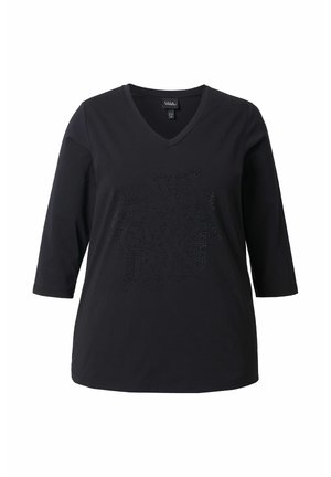 Czarna koszulka V-neck z trzema ćwiartkami rękawów, z teksturowanym wzorem liter ozdobionym kryształkami z przodu.