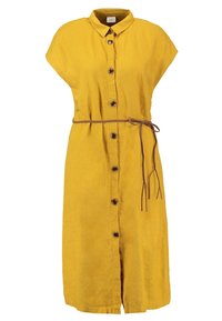 Žluté lněné šaty košilového typu s knoflíkovou přední částí, krátkými rukávy a pleteným páskem v pase, s hnědými knoflíky.