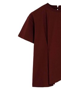 Bordeaux kortekorte T-shirt met een ronde hals en een asymmetrische onderzijde. Gemaakt van zachte stof met een gladde textuur. Minimalistisch ontwerp.