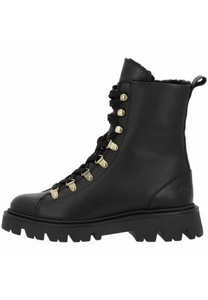 Zwarte leren enkellaarsjes met gouden hardware, ronde neus en dikke profielzool. Voorzien van vetersluiting en zachte voering.