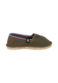 Espadrille en toile olive avec un bout rond, une semelle en jute tressée, et un accent contrasté bleu et rouge autour de l'ouverture.
