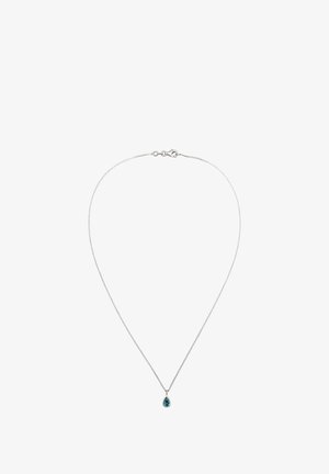 Collier en chaîne argenté avec un pendentif en forme de goutte d'eau en pierre précieuse bleue, finement détaillé avec une subtile monture en forme de biseau.
