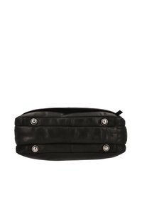 Schwarze Lederhandtasche mit rechteckiger Form, ausgestattet mit einem Reißverschluss, silbernen Hardware-Details und einer strukturierten Oberfläche mit vertikalen Nähten.