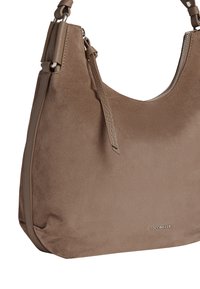 Brązowa zamszowa torba na ramię o gładkiej fakturze, z zamknięciem na zamek błyskawiczny, ozdobnymi skórzanymi akcentami i detalem logo na dole.