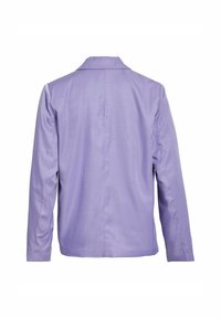 Lavendel satin jasje met lange mouwen, inslagkraag en achterkantopening. Gladde textuur, minimalistisch ontwerp, geen zichtbare sluitingen of versieringen.