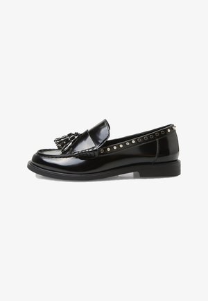 Zwarte patenten leren loafers met een franjes voorzijde, zilveren studs langs de bovenkant en een lage, gestructureerde rubberen zool.
