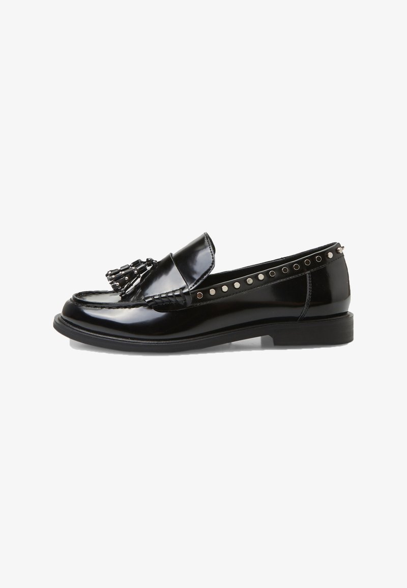 Mustad musta patendi nahast loafer, millel on narmastega esiosa, hõbedased nurgad pealisel ja madal, tekstureeritud kummitald.