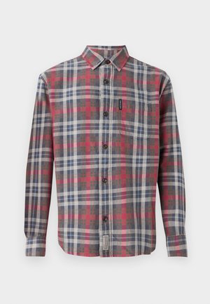 Chemise à carreaux dans des tons de gris, rouge et bleu. Manches longues, col pointu, poche avant et boutons foncés. Tissu texturé.