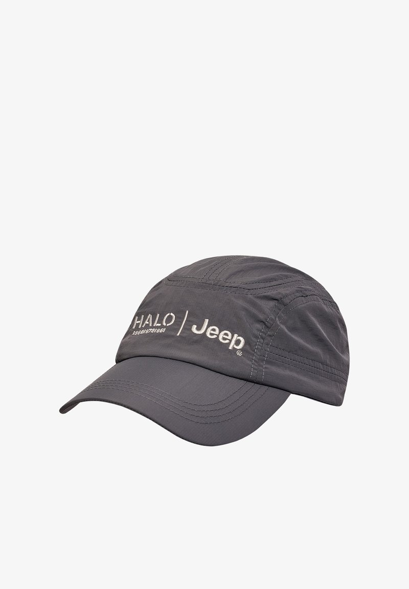 Casquette de baseball en tissu gris foncé avec détails cousus et texte brodé blanc "HALO | Jeep" sur le panneau avant.