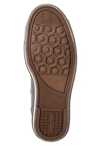 Semelle extérieure de basket en caoutchouc avec motifs de crampons hexagonaux et circulaires. Couleur marron avec accents texturés et bordure blanche. Conception durable et flexible.