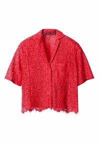 Blouse à manches courtes en dentelle rouge avec un devant à boutons, présentant des motifs floraux complexes et un ourlet festonné. Texture légère et respirante.