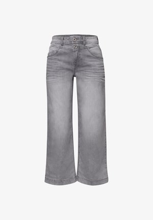 Jean gris coupe large et courte avec fermeture à double bouton, poches avant, et texture subtilement délavée sur les cuisses.