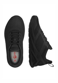 Schwarze Sportschuhe mit einer strukturierten Mesh-Oberseite, dicker Sohle und einem Gummielement. Verfügen über Schnürsenkel, eine Zuglasche und ein rotes Logo auf der Innensohle.
