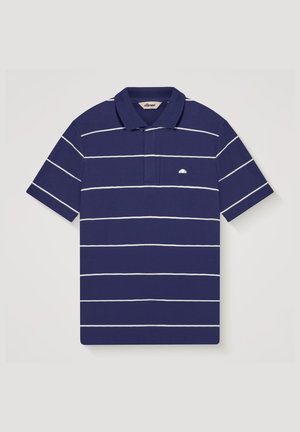 Tamsiai mėlynas trumpomis rankovėmis polo marškinėlis su baltomis horizontaliosiomis juostelėmis, apykakle ir maža balta logotipu ant kairės krūtinės pusės.