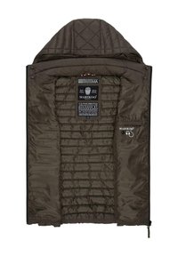 Brun vadderad jacka med luva. Har en logotypetikett och foder med vertikal sömnad. Inkluderar sidoficka.