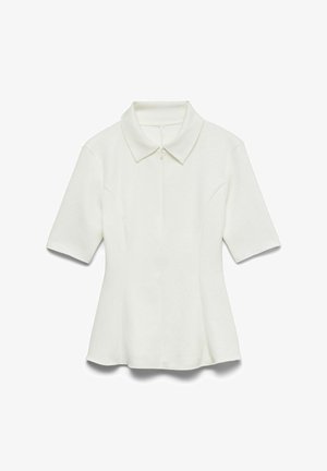 Valge lühikeste varrukatega pluus terava kraega ja ees lukuga, vormitud lõige, kergelt lehviva äärega.