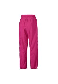 Pantalones deportivos rosas con cinturilla elástica, hechos de un tejido ligero y brillante. Presenta un corte relajado y un diseño de pierna ajustada.