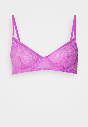 Μωβ πουκάμισο δαντέλας με molded cups, περίπλοκο γεωμετρικό μοτίβο, ρυθμιζόμενες τιράντες και διακριτική χρυσή λεπτομέρεια στο πλάι.