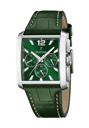Montre avec bracelet en cuir vert, boîtier rectangulaire en argent, cadran vert, repères horaires blancs et trois sous-cadrans, présentant une texture crocodile.