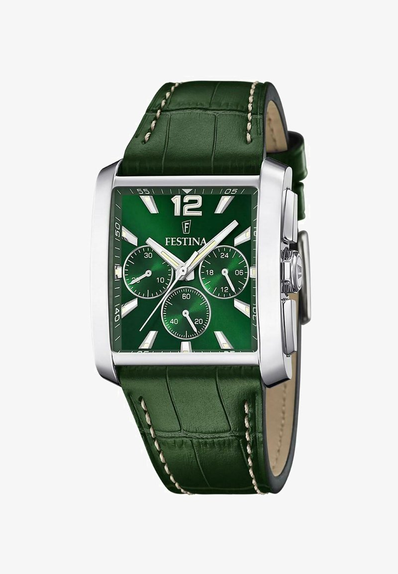 Montre avec bracelet en cuir vert, boîtier rectangulaire en argent, cadran vert, repères horaires blancs et trois sous-cadrans, présentant une texture crocodile.