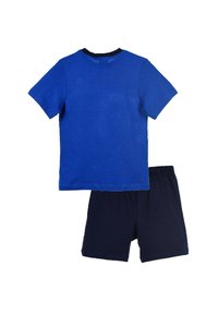 Camiseta de algodón azul con cuello marino, combinada con pantalones cortos marinos. Ambas prendas tienen una textura suave y un corte relajado.