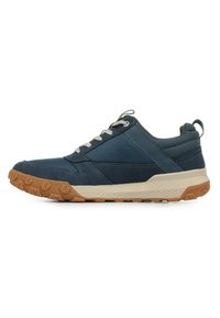 Marineblauwe sportschoen met een gestructureerde bovenzijde, versterkte neus en beige rubberen buitenzool. Voorzien van grijze veters en een gevoerde rand voor extra comfort.