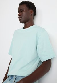 The North Face ZUMU RELAXED TEE - Majica kratkih rukava s printom - muted pine