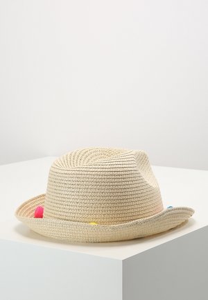 Beige geweven fedora-hoed met een opgerolde rand, versierd met kleine kleurrijke pompons langs de basis van de kroon.