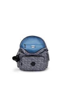 Mochila de diseño en blanco y negro, con un interior azul, compartimentos con cremallera y un detalle de pompón negro. Tejido texturizado.