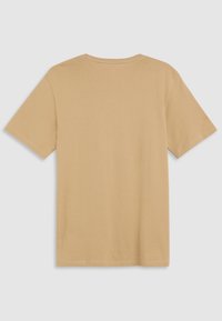 T-shirt beige uni à manches courtes posé à plat, montrant le dos avec un col rond et des coutures simples.