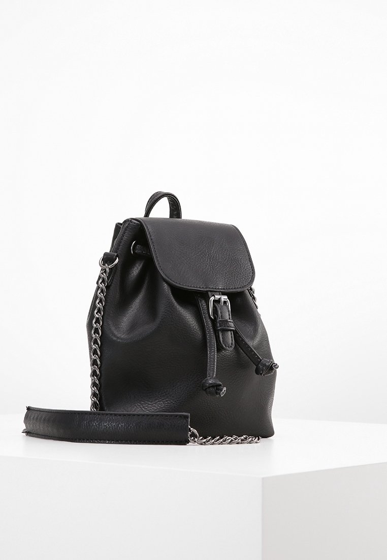 Czarny skórzany plecak z zapięciem na sznurek, klapką i paskiem ozdobionym łańcuszkiem. Gładka faktura i minimalistyczny design.