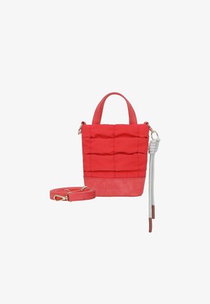 Rote gesteppte Handtasche mit zwei kurzen Griffen und einem abnehmbaren Trageriemen. Weiche Textur, mit einem glatten Bodenpaneel und metallischen Hardware-Akzenten.