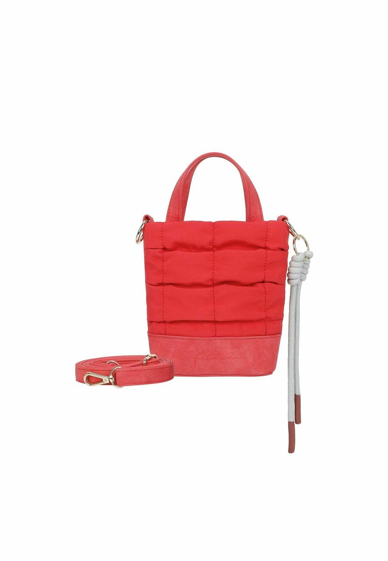 Borsa a tracolla rossa trapuntata con due manici corti e una tracolla rimovibile. Texture morbida, con un pannello inferiore liscio e accessori metallici.