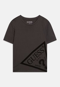 Krátký rukáv, tmavě šedé tričko vyrobené z organické bavlny. Obsahuje design trojúhelníkového loga s černým potiskem "GUESS" a "WASHED".