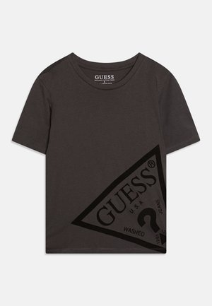 T-shirt de manga curta, cinza escuro, feito de algodão orgânico. Apresenta um design de logotipo triangular com "GUESS" e "WASHED" em impressão preta.