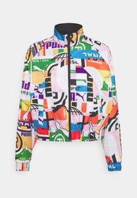 Kolorowa skrócona kurtka wykonana z lekkiego materiału, charakteryzująca się mieszanką nadruków graficznych, logo w różnych kolorach oraz stojącym kołnierzem.