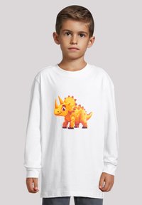 Weißes Langarm-T-Shirt mit einem bunten Cartoon-Triceratops-Design in Orange- und Gelbtönen, das übertriebene Merkmale und Details aufweist.