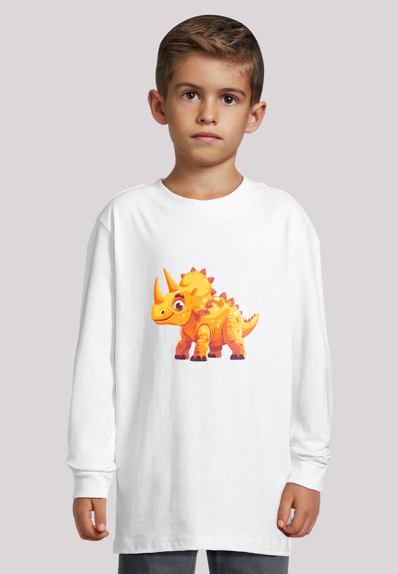 Weißes Langarm-T-Shirt mit einem bunten Cartoon-Triceratops-Design in Orange- und Gelbtönen, das übertriebene Merkmale und Details aufweist.